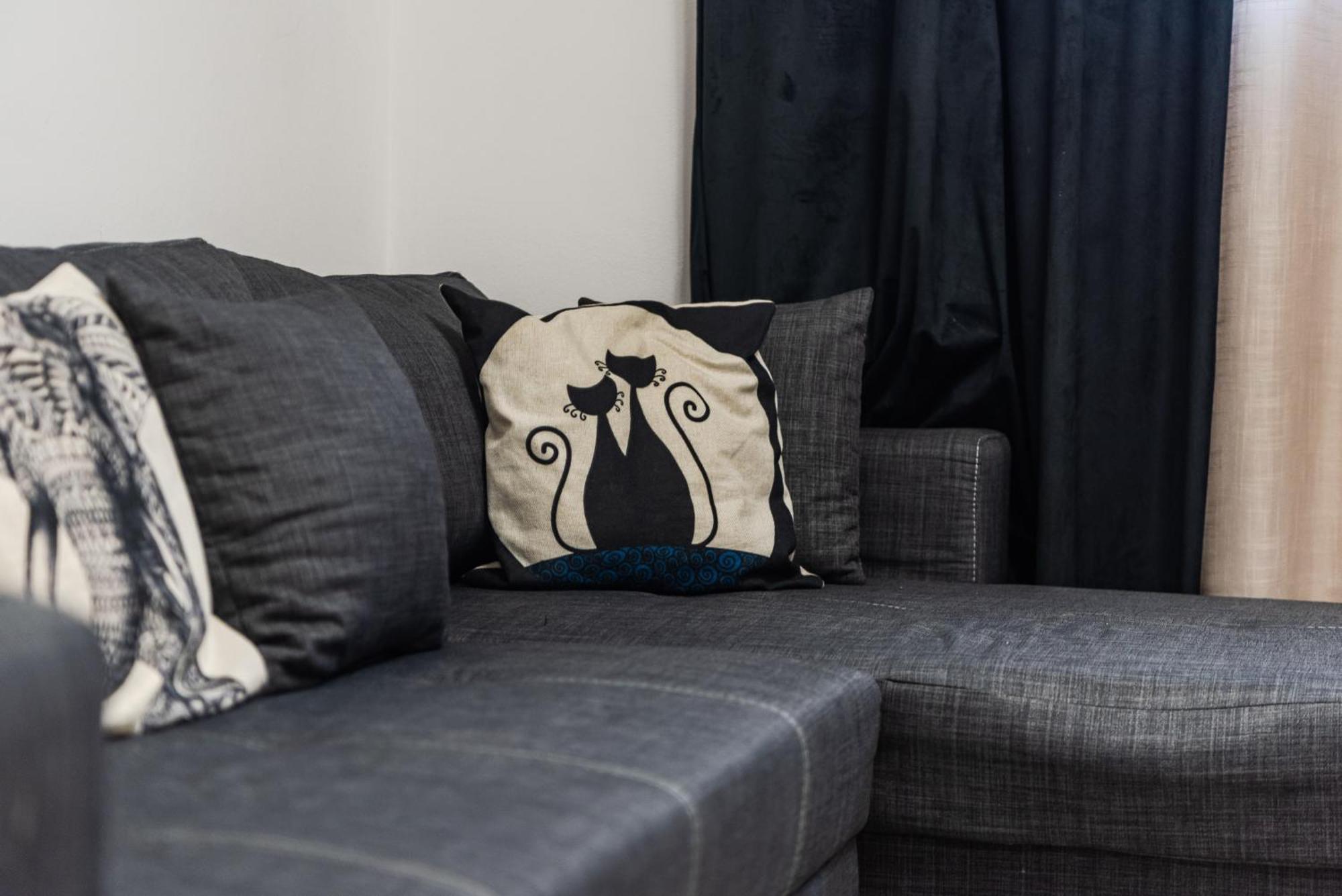 Noir Apartment By Kondo Stays Tiranë Ngoại thất bức ảnh