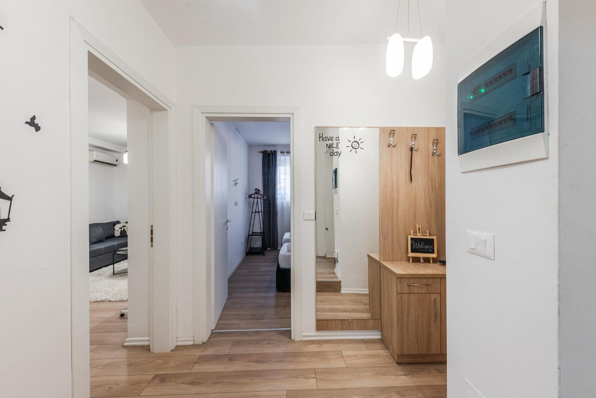 Noir Apartment By Kondo Stays Tiranë Ngoại thất bức ảnh
