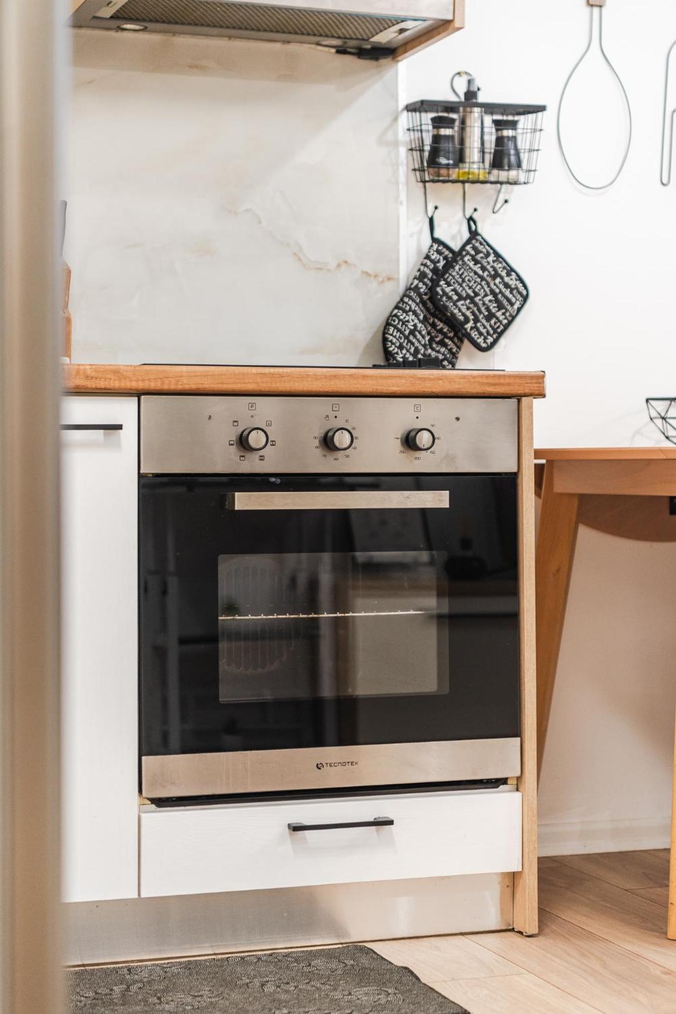 Noir Apartment By Kondo Stays Tiranë Ngoại thất bức ảnh