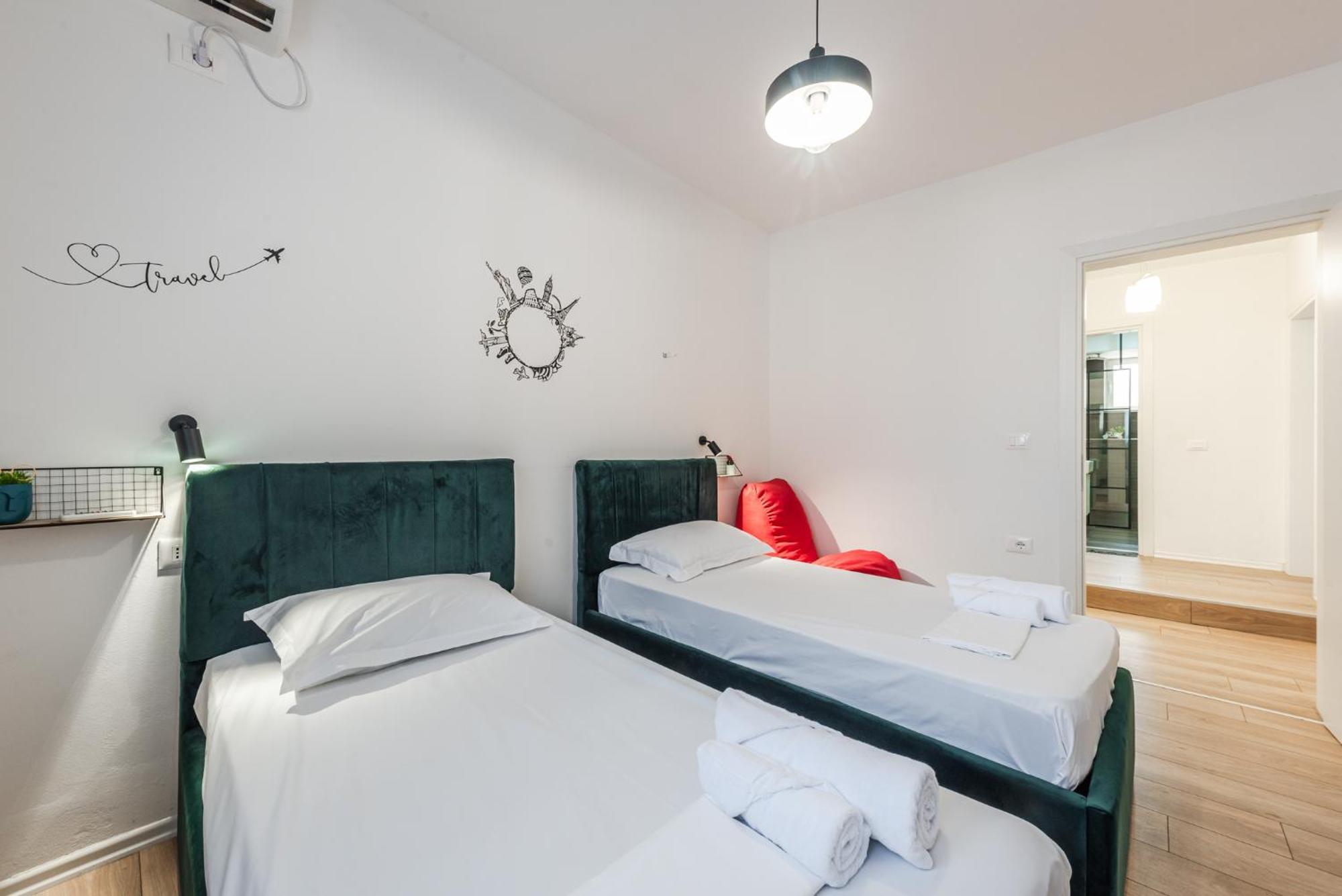 Noir Apartment By Kondo Stays Tiranë Ngoại thất bức ảnh