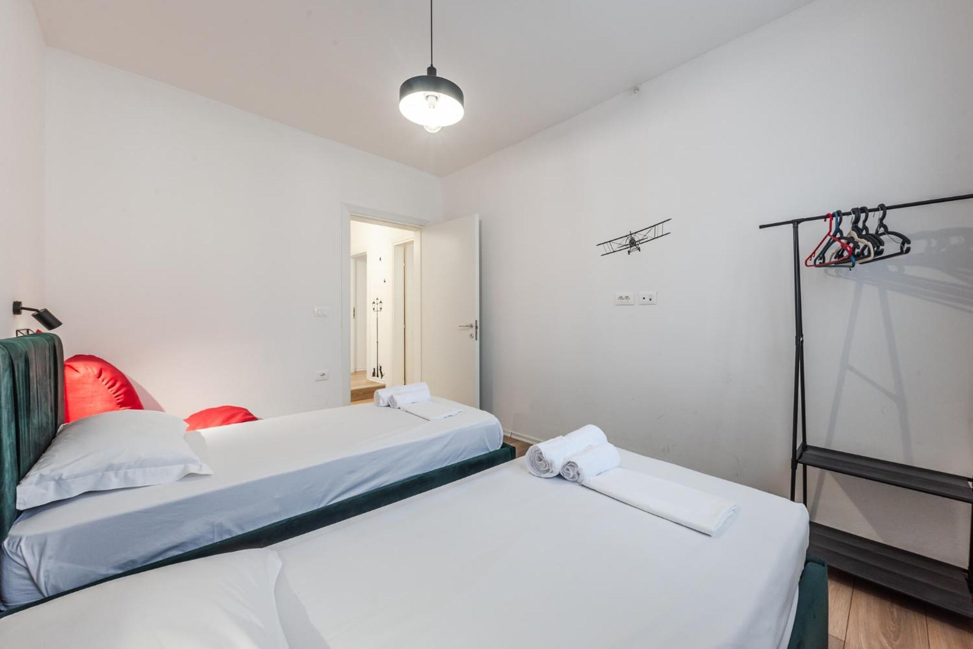 Noir Apartment By Kondo Stays Tiranë Ngoại thất bức ảnh