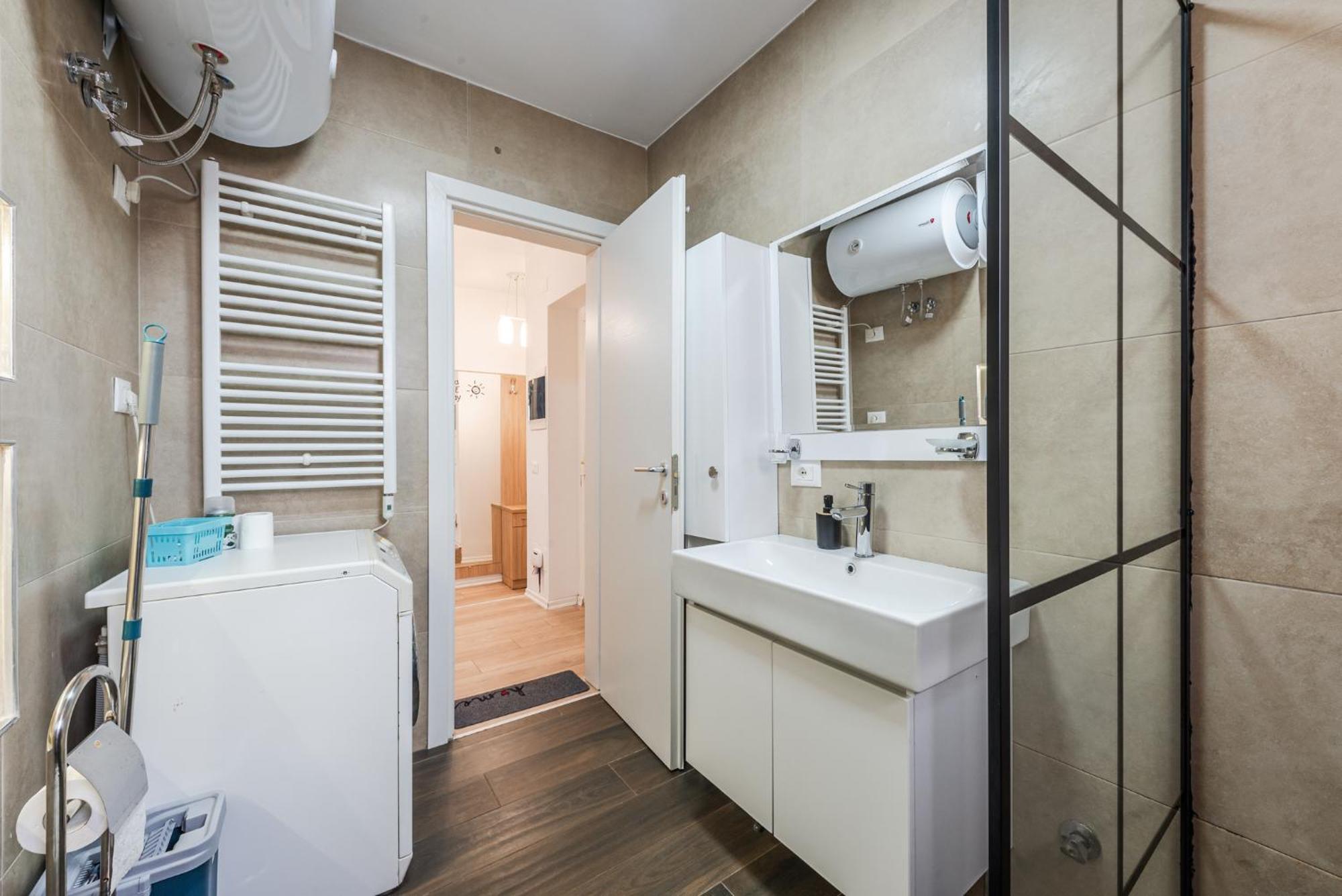 Noir Apartment By Kondo Stays Tiranë Ngoại thất bức ảnh